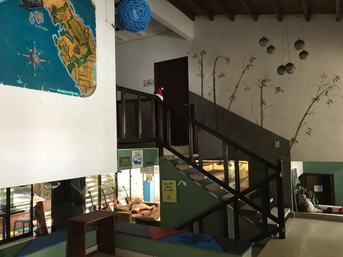 Casa Monstros Hostal *